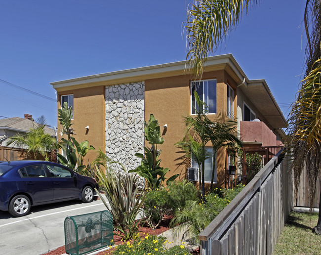 4483 Winona Ave in San Diego, CA - Foto de edificio - Building Photo