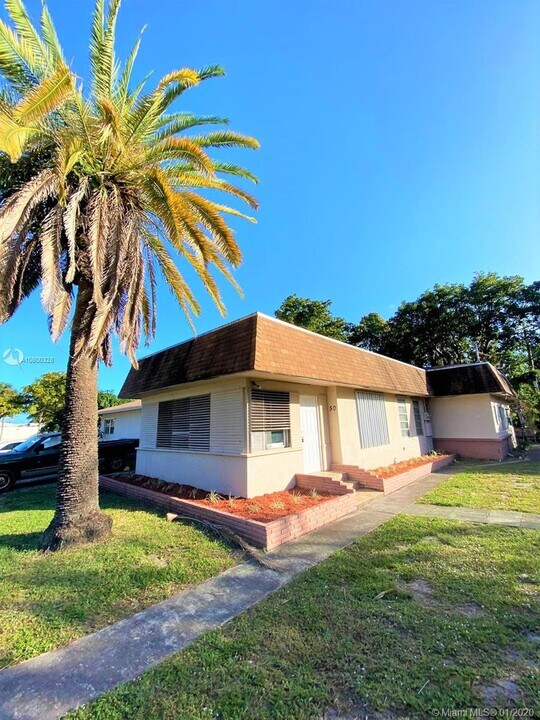 50 SE 13th St-Unit -1 in Dania Beach, FL - Building Photo