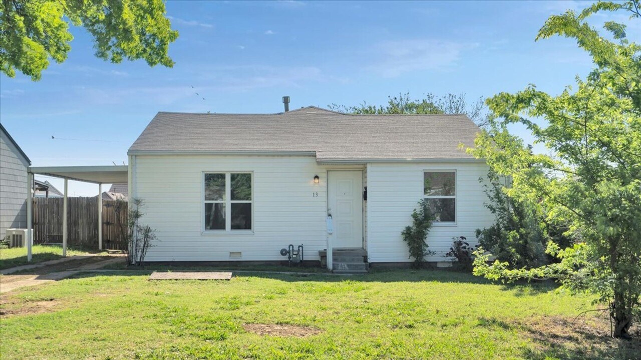 13 S 69th E Ave in Tulsa, OK - Foto de edificio