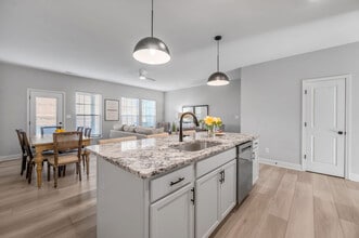 Bellingham Park Townhomes - IMMEDIATE MOVE IN in Louisville, KY - Foto de edificio - Building Photo