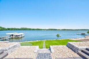 172 W Bay Rd in Lake Park, IA - Building Photo