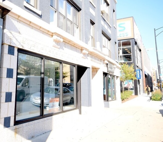 property at 946 W Montrose Ave