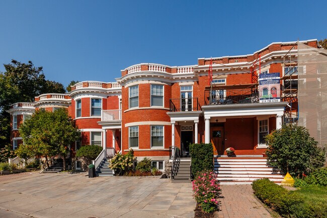 5 De La Côte-Saint-Antoine Ch in Westmount, QC - Building Photo - Building Photo