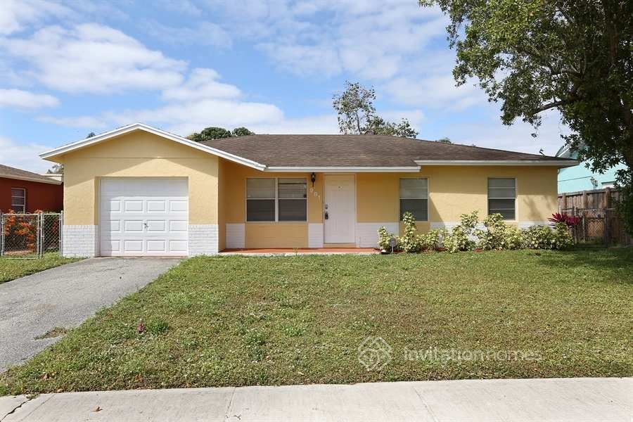 981 SW 82nd Terrace in North Lauderdale, FL - Building Photo