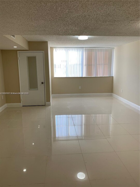 6045 NW 186th St in Hialeah, FL - Building Photo