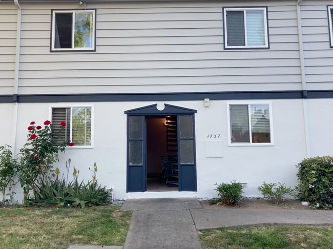 1737 Ross Cir
