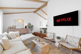 14287 Minorca Cove in Del Mar, CA - Foto de edificio - Building Photo