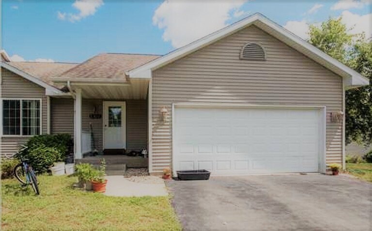 1307 Kernan Ct in Eau Claire, WI - Building Photo