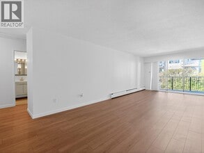 170 W 4th St in North Vancouver, BC - Building Photo - Building Photo