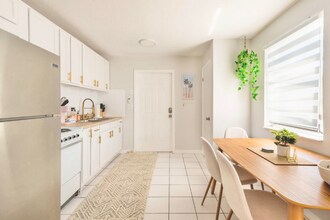 2039 Monroe Ave in Naples, FL - Foto de edificio - Building Photo