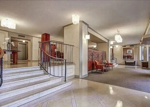 5901 Mt Eagle Dr, Unit 910 in Alexandria, VA - Foto de edificio - Building Photo