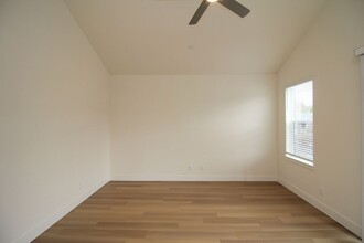 8417 SW 24th Ave in Portland, OR - Foto de edificio - Building Photo