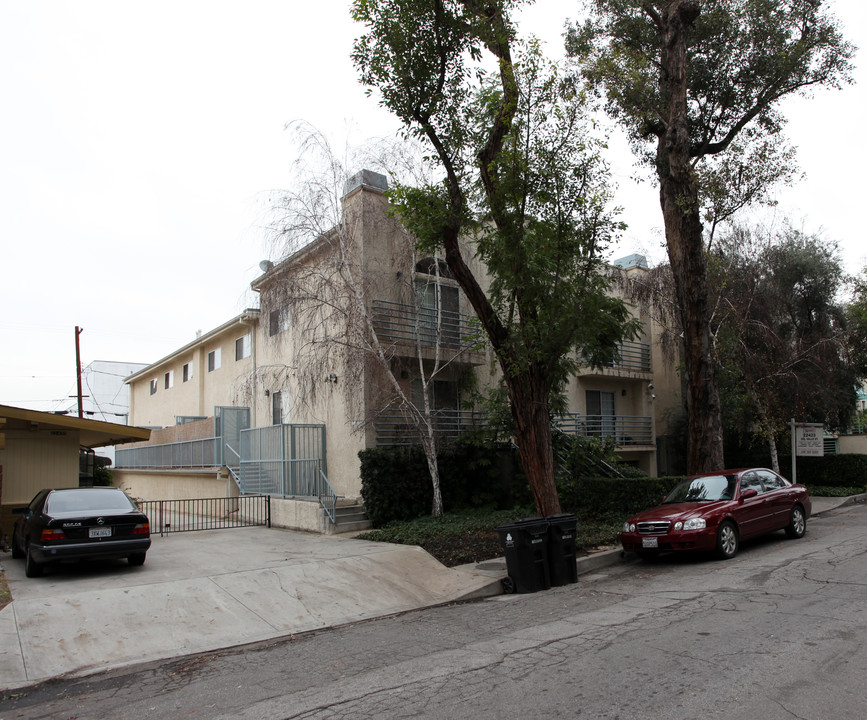 22423 Del Valle St in Woodland Hills, CA - Foto de edificio