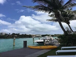 9821 E Bay Harbor Dr in Bay Harbor Islands, FL - Foto de edificio - Building Photo