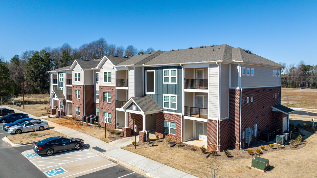 The Hub on Harris in Charlotte, NC - Building Photo