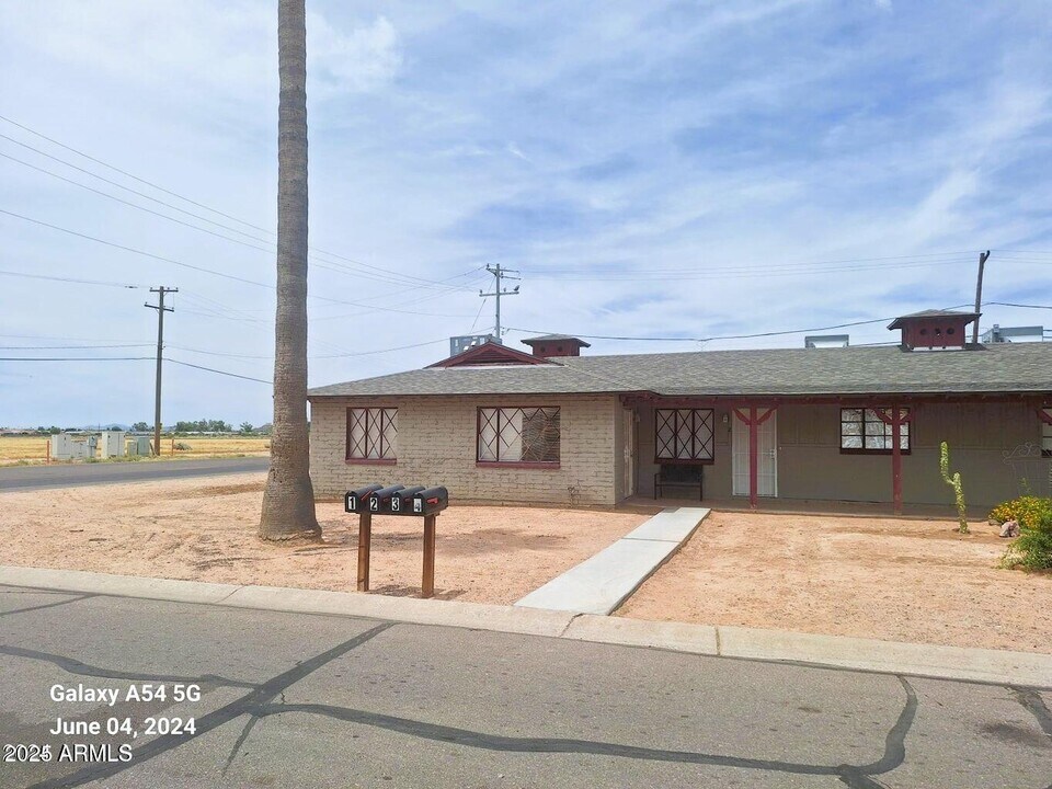2401 N Amarillo St in Casa Grande, AZ - Foto de edificio