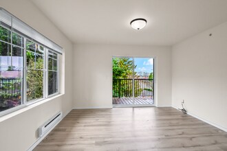 12040 Bridgeport Way SW in Lakewood, WA - Building Photo - Building Photo