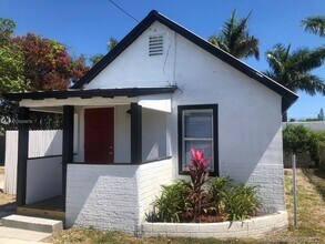 718 W 7th St-Unit -1 in Riviera Beach, FL - Foto de edificio - Building Photo