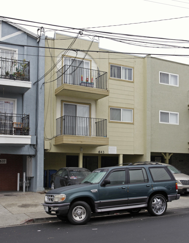 643 Sylvan St in Daly City, CA - Foto de edificio - Building Photo