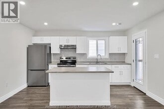 655-655 Stanley St in Windsor, ON - Building Photo - Building Photo