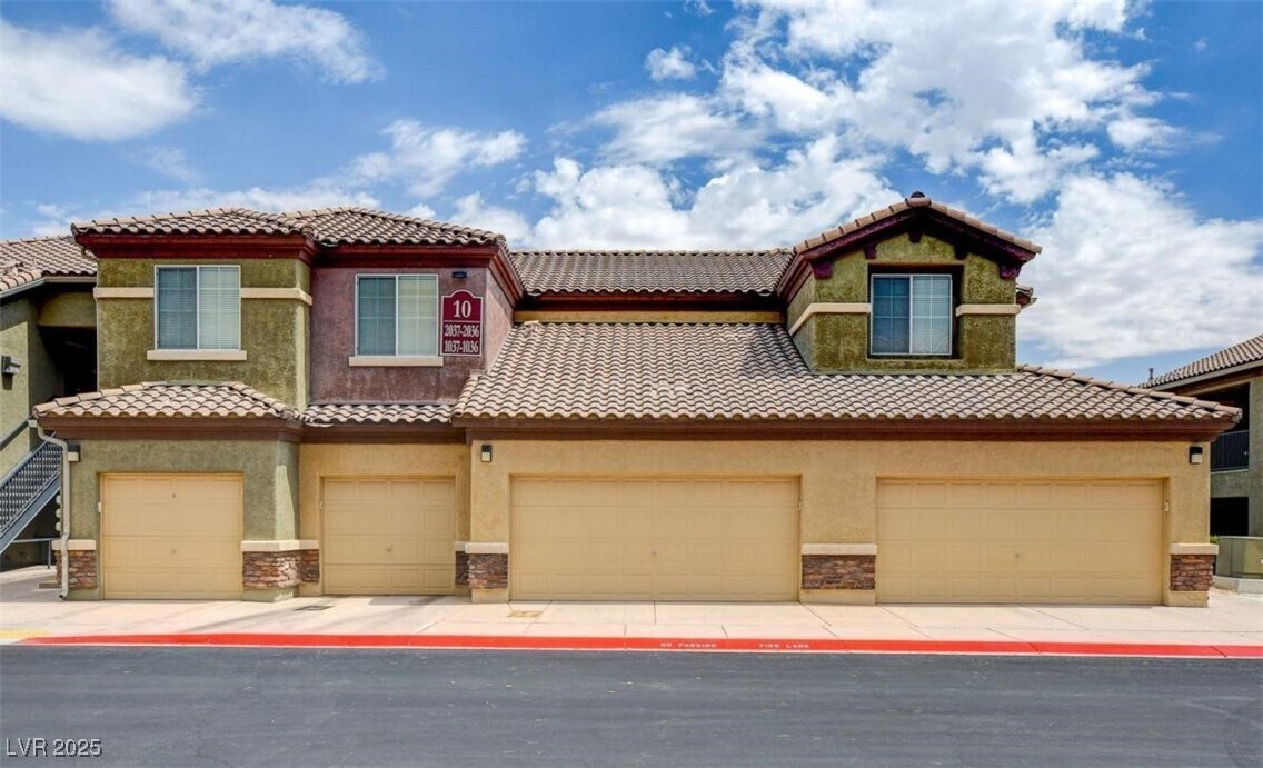 6868 Sky Pointe Dr in Las Vegas, NV - Building Photo