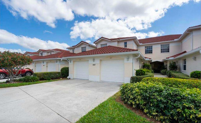 640 Lalique Cir, Unit 407 in Naples, FL - Foto de edificio - Building Photo