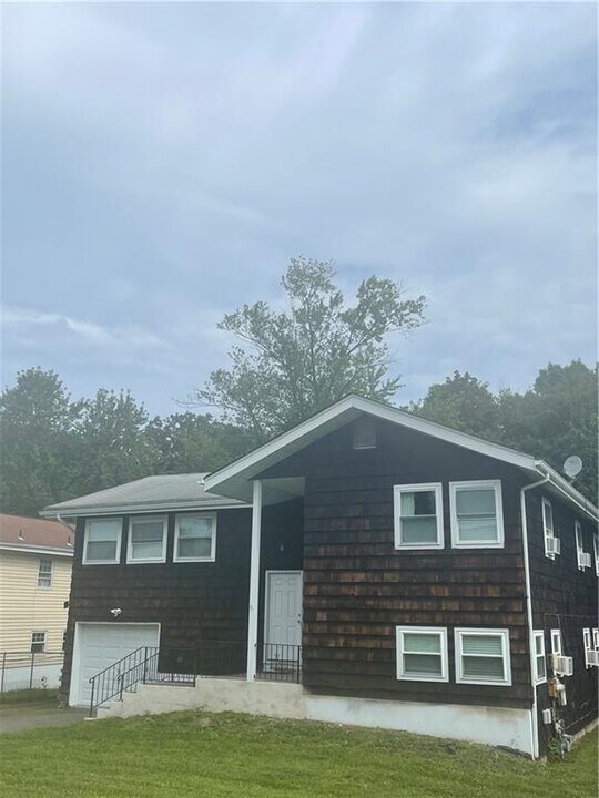 7 Brush Ct in West Haverstraw, NY - Building Photo