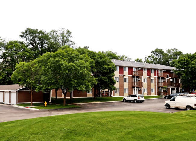 Park Winds in Des Moines, IA - Building Photo - Building Photo