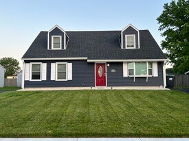 106 Medley Dr, Unit 2 - Rear Facing Downstairs Room in Newark, DE - Building Photo
