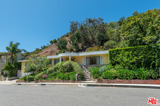 1109 Chantilly Rd in Los Angeles, CA - Building Photo - Building Photo