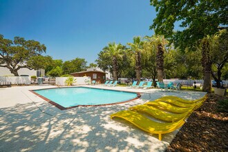 Establishment in Austin, TX - Foto de edificio - Building Photo