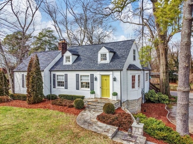 property at 2912 Woodlawn Dr