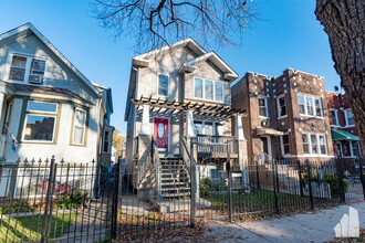 2435 N Lotus Ave in Chicago, IL - Foto de edificio - Building Photo