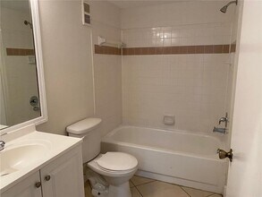 8340 SW 3rd Ct, Unit 102 in Pembroke Pines, FL - Building Photo - Building Photo