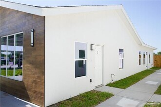 2113 E San Andrea St in Edinburg, TX - Building Photo - Building Photo