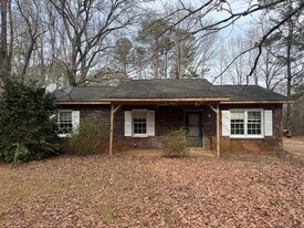 117 W Hopson Rd in Hogansville, GA - Building Photo