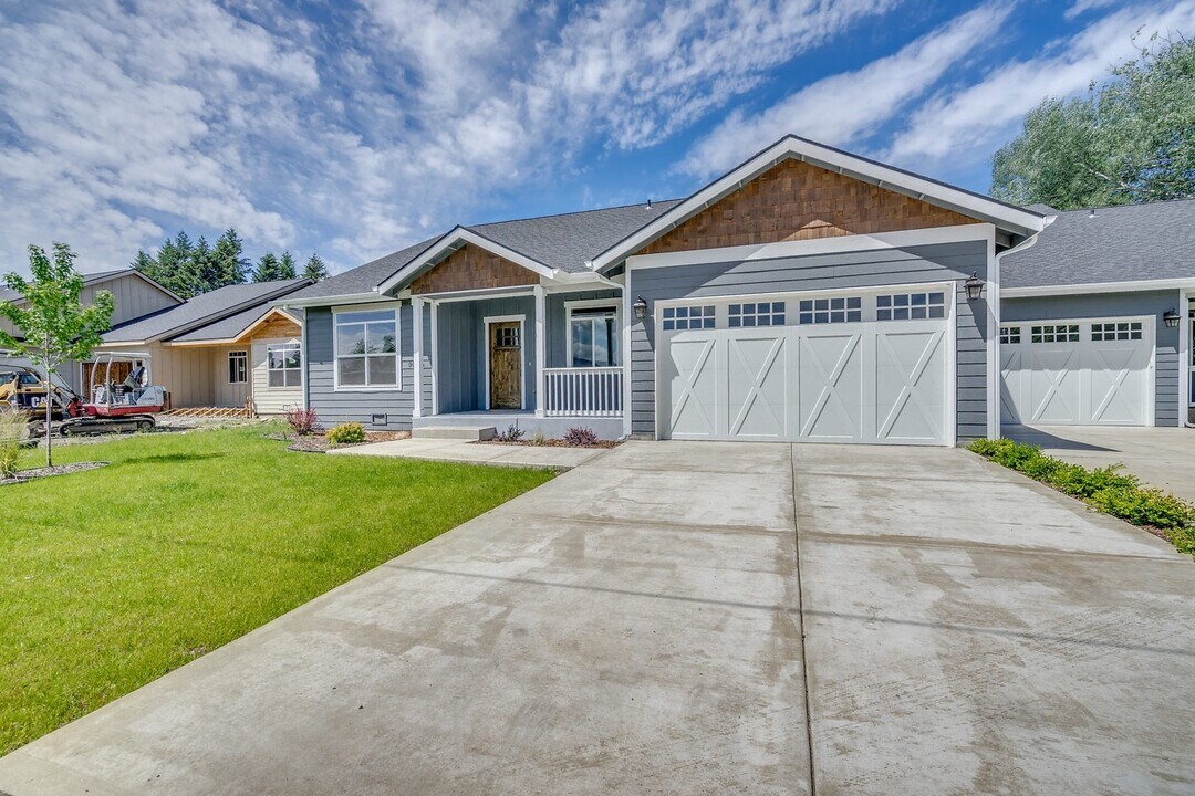 9905 Maddie Ln in Hayden, ID - Building Photo