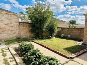 18530 Meadows Way Dr in Houston, TX - Building Photo - Building Photo