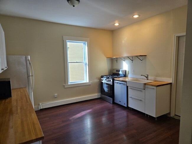 85 Wood St, Unit 2nd fl front in Providence, RI - Foto de edificio - Building Photo