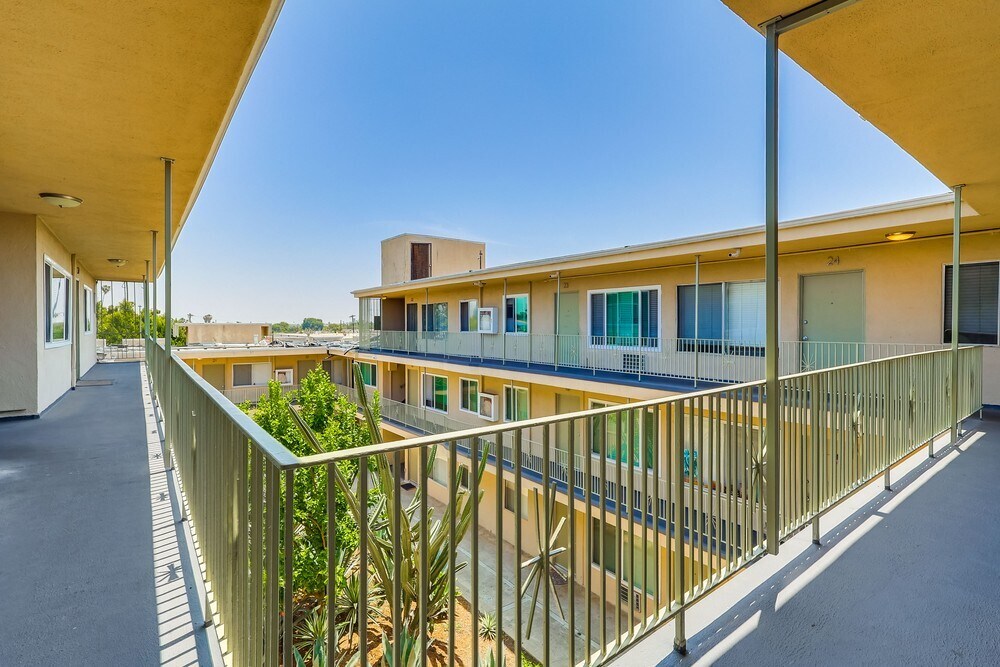 6407 10th Ave in Los Angeles, CA - Building Photo