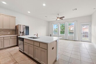 13001 Hymeadow Dr in Austin, TX - Foto de edificio - Building Photo