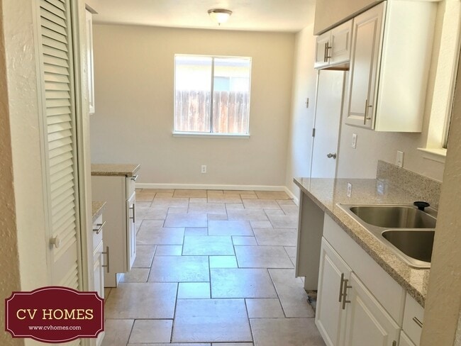 925 Brookside Dr in Clovis, CA - Building Photo - Building Photo