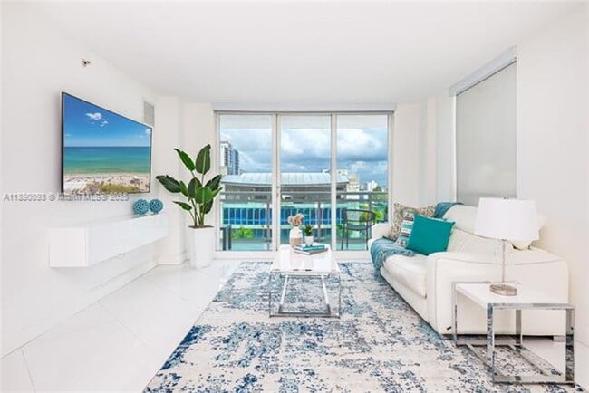 6917 Collins Ave in Miami Beach, FL - Foto de edificio - Building Photo