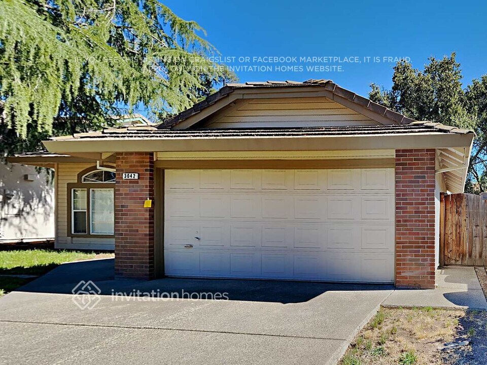 3042 Pepperridge Dr in Antelope, CA - Building Photo