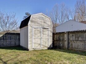 303 Brittania Dr in Williamsburg, VA - Building Photo