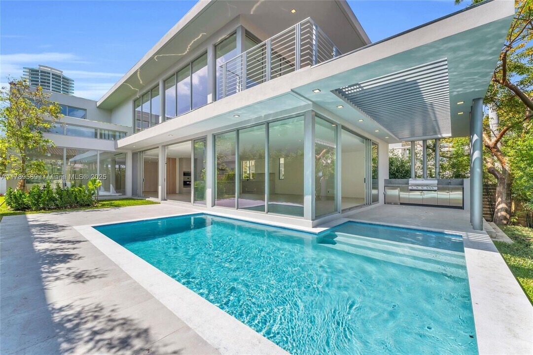 2110 S Miami Ave in Miami, FL - Building Photo