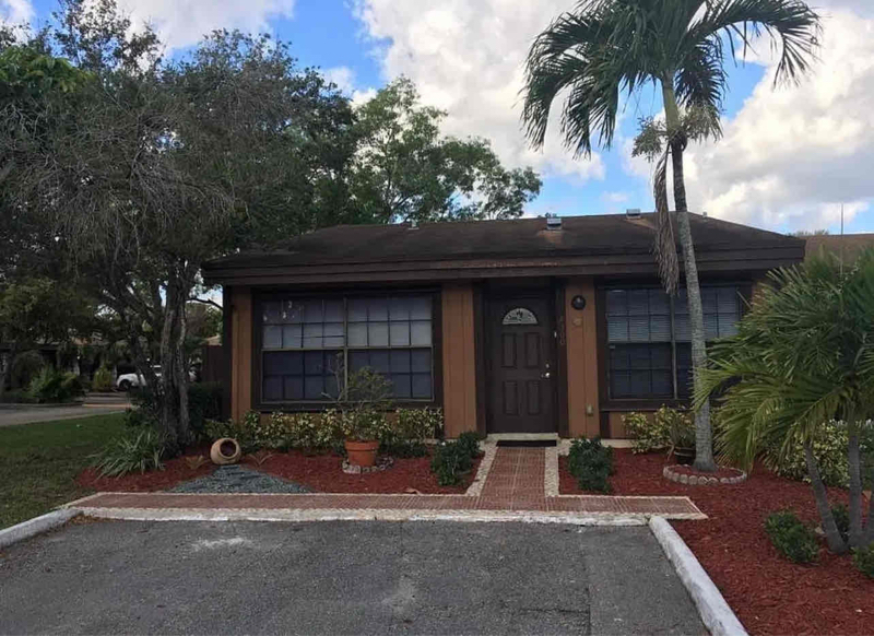 2300 Pecan Ct in Pembroke Pines, FL - Building Photo