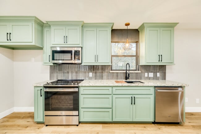 210 Cactus in Oyster Creek, TX - Building Photo - Building Photo