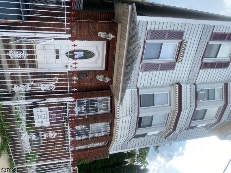 429 18th Ave in Newark, NJ - Building Photo