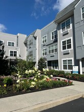 Meridia Transit Crossing in Garfield, NJ - Foto de edificio - Building Photo